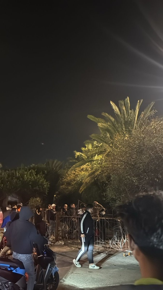 مسيرة بالدراجات النارية تجوب شوراع #طرابلس والميناء حيث نُفذت وقفة احتجاجية امام قصر الرئيس #ميقاتي في الميناء