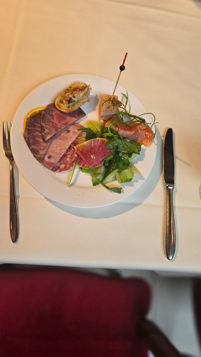 ☀️🍷オフ会とVDR参加してきた〜✨
めちゃんこ楽しすぎて現実に帰りたくない〜😂
ガチの結婚式場で推しの結婚イメージオフ会とか発想が天才過ぎて最高だった…！
料理も美味しかったし大好きな絵師さんともさらに仲良く慣れたし、最高の2日間だったー！！
今日帰るけどまた絶対来るからなー！