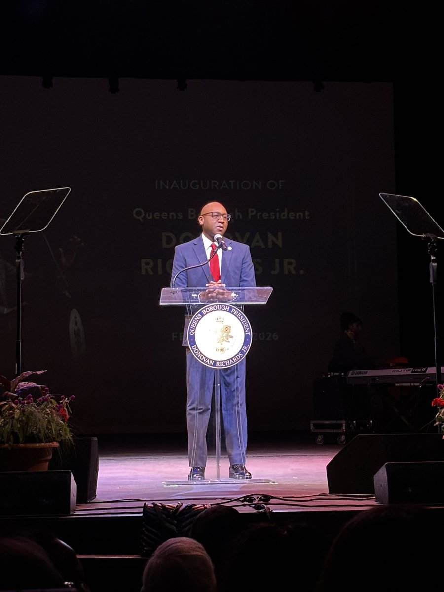 LaGuardiaCC's tweet photo. Congratulations to @QnsBPRichards on your inauguration! Thank you for all you do for our students and the Borough of Queens! https://t.co/VnTUNORoOL