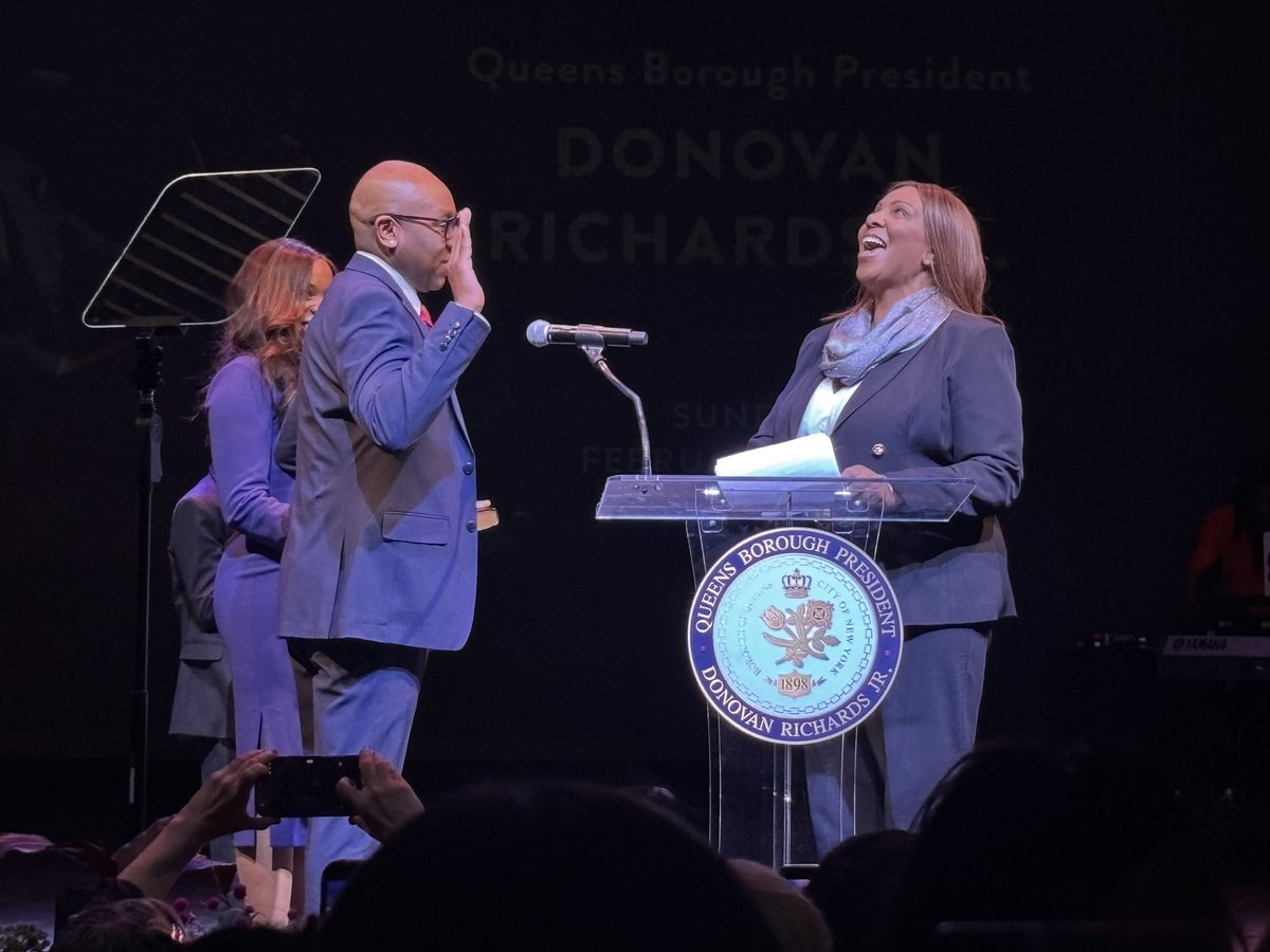 LaGuardiaCC's tweet photo. Congratulations to @QnsBPRichards on your inauguration! Thank you for all you do for our students and the Borough of Queens! https://t.co/VnTUNORoOL