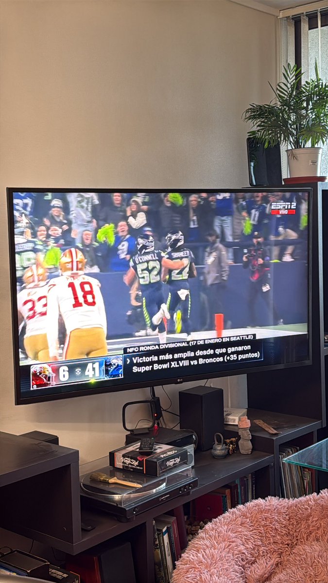 DatmetalplS's tweet image. Se supone que debiesen mostrar Green day y no está previa chota o no? #SuperBowlLX