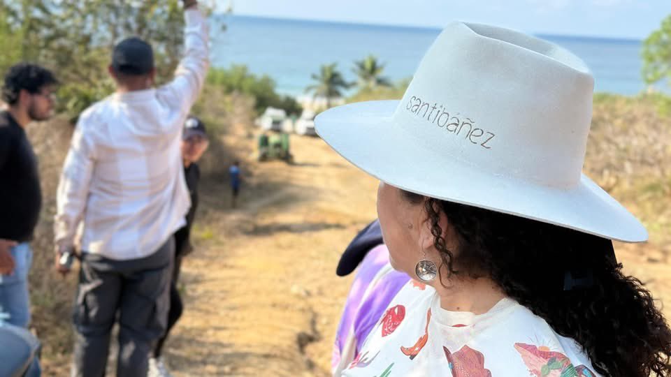 Iniciamos nuestro domingo en #Tequio de limpieza y desyerbe del camino que conduce a la Playa de Tilzapote; una comunidad que se distingue por su trabajo cooperativo y defensa de su comunidad. 

#OaxacaTierraDeGenteTrabajadora