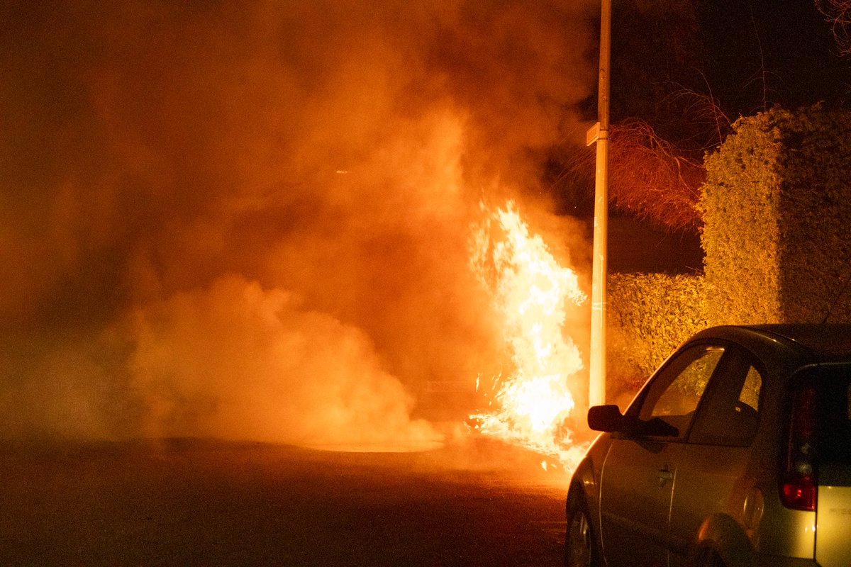 Uitgebrande elektrische auto op Aalschoverlaan in Zeist