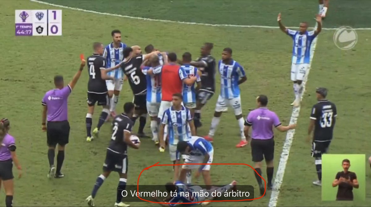 KellyFacanha's tweet photo. @Cf27Magno @Paysandu Olha de novo e me diz pra quem ele mostrou o cartão.

Pq pro Brian que tá ali no chão não foi. https://t.co/7PsyCYDkUB