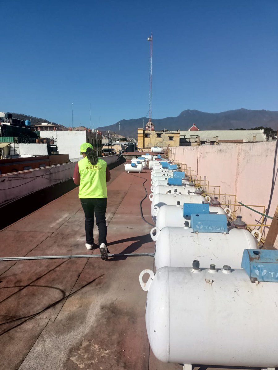 raychagoya's tweet photo. COMUNICADO PRELIMINAR

La Secretaría de Seguridad Vecinal y la Dirección de Protección Civil informan:

Tras el sismo registrado, se activó el protocolo de revisión en espacios públicos, mercados y hospitales. Personal operativo realiza recorridos de verificación y monitoreo preventivo en distintos puntos del municipio.

Al momento, no se reportan daños.
Pedimos a la población mantener la calma y atender únicamente información oficial.

En caso de emergencia, comunícate al 911.
Se continuará informando.
#ProtecciónCivil #Seguridad #InformaciónOficial

@MunicipioSeguro @MunicipioOaxaca