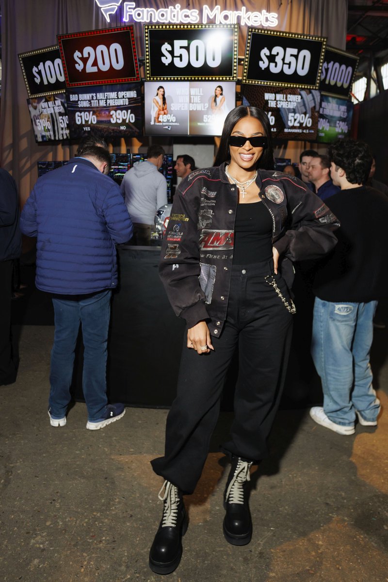 fanaticsmarkets's tweet image. Fanatics Markets reporting live from inside the Big Game party 🫡

The Fanatics Trading Desk was the place to be 📈 Celebs picked their side, spun the wheel, and put their Super Bowl predictions to the ultimate test.