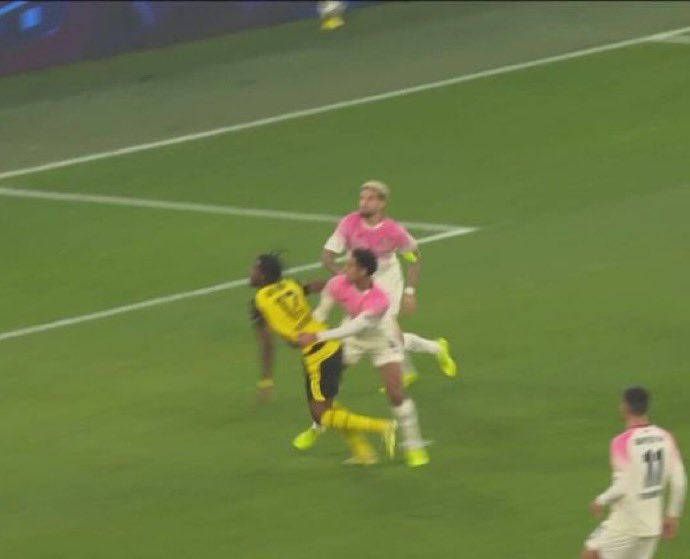 Tobias Stieler ist damit bewiesenermaßen mit zweierlei Maß am bewerten.
Chukwuemeka wird hier zu Boden gezogen, er hätte wahrscheinlich das Tor gemacht. 

Laut Stielers Zitat heute: Elfmeter und Rot.

Was wurde entschieden? Weiterspielen.

Wer war Schiedsrichter? Tobias Stieler.