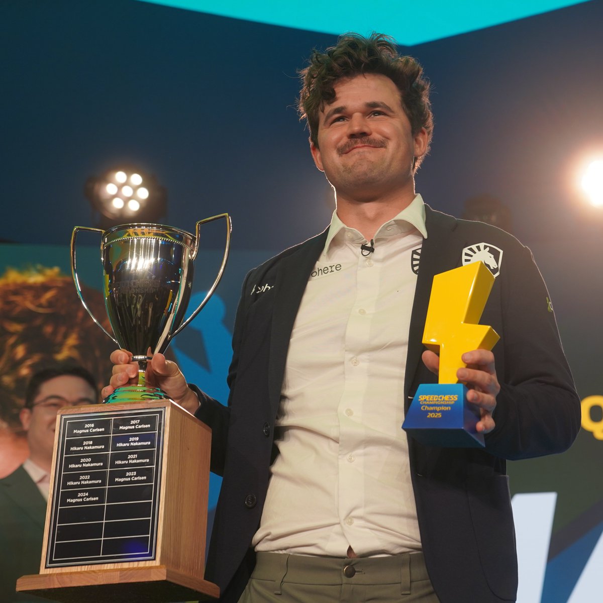 Magnus Carlsen with the Naroditsky Cup 💚 #SCCFinals