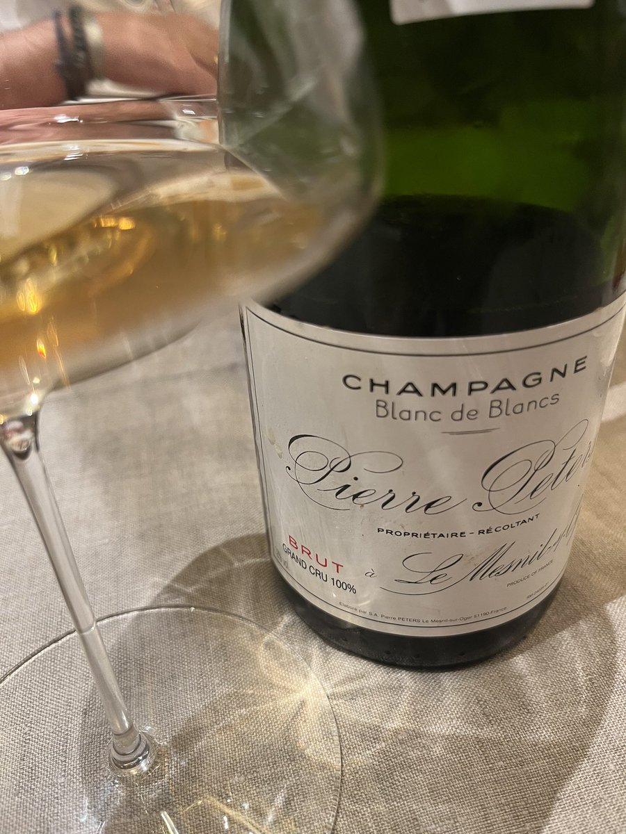 P. Peters GC Le Mesnil 80’s: fino, elegante, con la burbuja bien presente en boca, mineral, buena acidez… no es fácil beber champagnes viejos de P Peters, pero vaya si merece la pena!!!