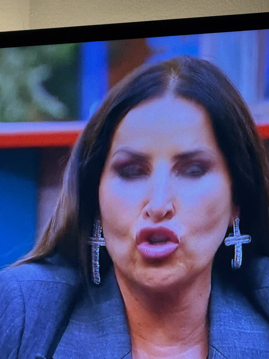 MissVinilo82's tweet photo. Cómo vas a ser bondadosa con esa cara!! Te han pillado con el carrito del helado #GHduo8f https://t.co/BtbqwxrkCk