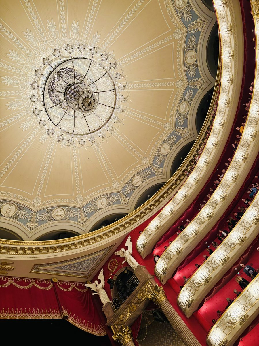 ManuelBrug's tweet photo. Sorgfältig Wiederaufnahme der 30 Jahre alten, abgehangenen #LottedeBeer-Regie von #Gounod #Faust @bay_staatsoper im damals angesagtem Schlamm-Look. Nein, es war ja eine Premiere 🤪🥴🫣Aber von #NatalieStutzmann feinsinnig weich dirgiert. 🔝 @TenorTetelman @olgakulchynska @kyleket https://t.co/KpNz8qRNnS