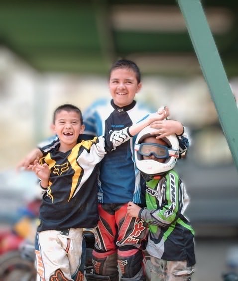 MClabmouse's tweet image. Miren lo que me salió de recuerdo , hace 15 años 🥰 mis tres Josesitos