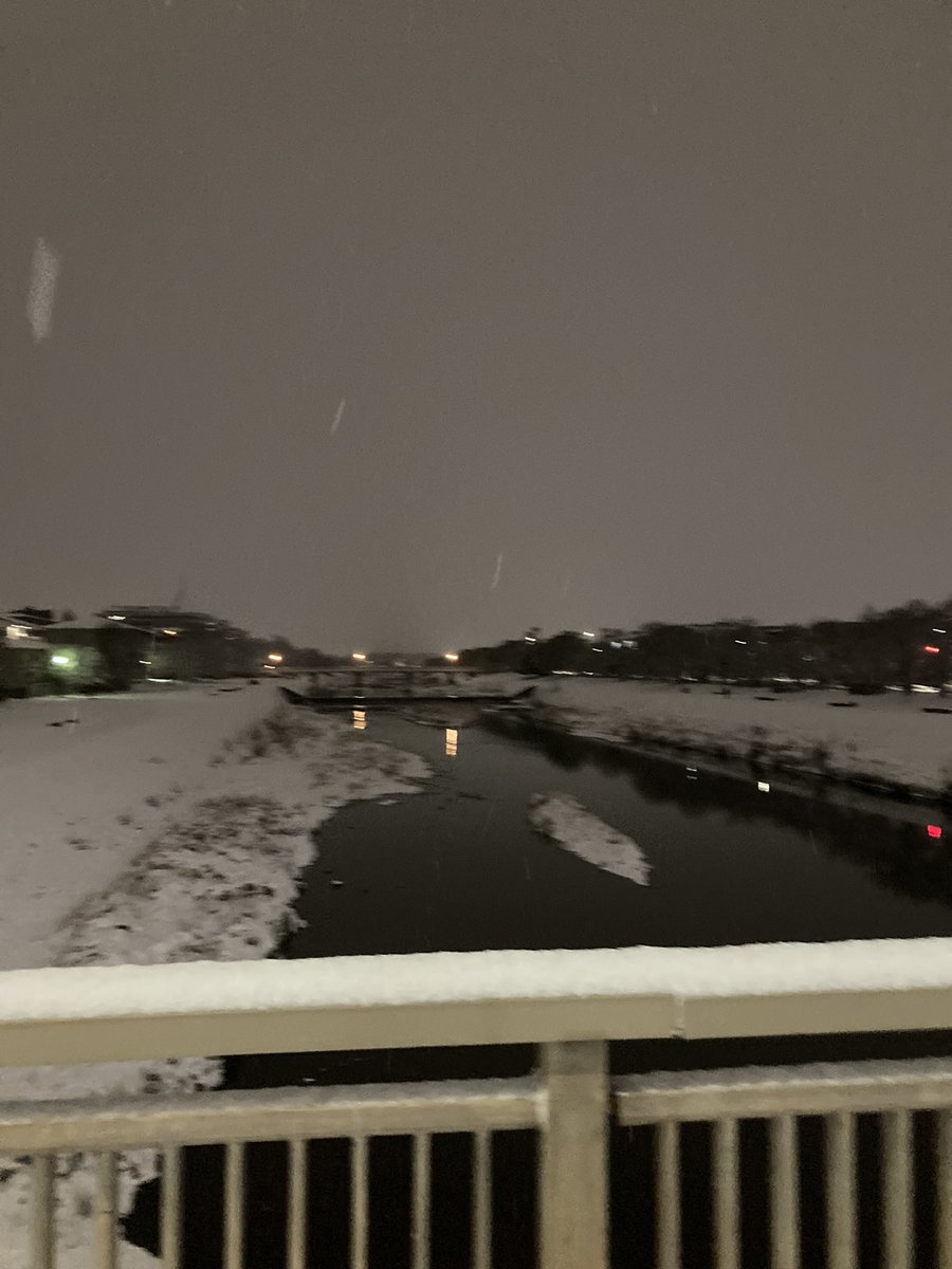 昨晩の風景(京都)。靴はベチャっとしたけど雪を踏むと「モキュッモキュッ」として、しーんとした街と白い景色
蟲師で「雪が音を吸い込んでしまう」てのがあったなあとか思いながらしんみり散歩した、流石に歩き過ぎ冷え過ぎて最後は後悔した