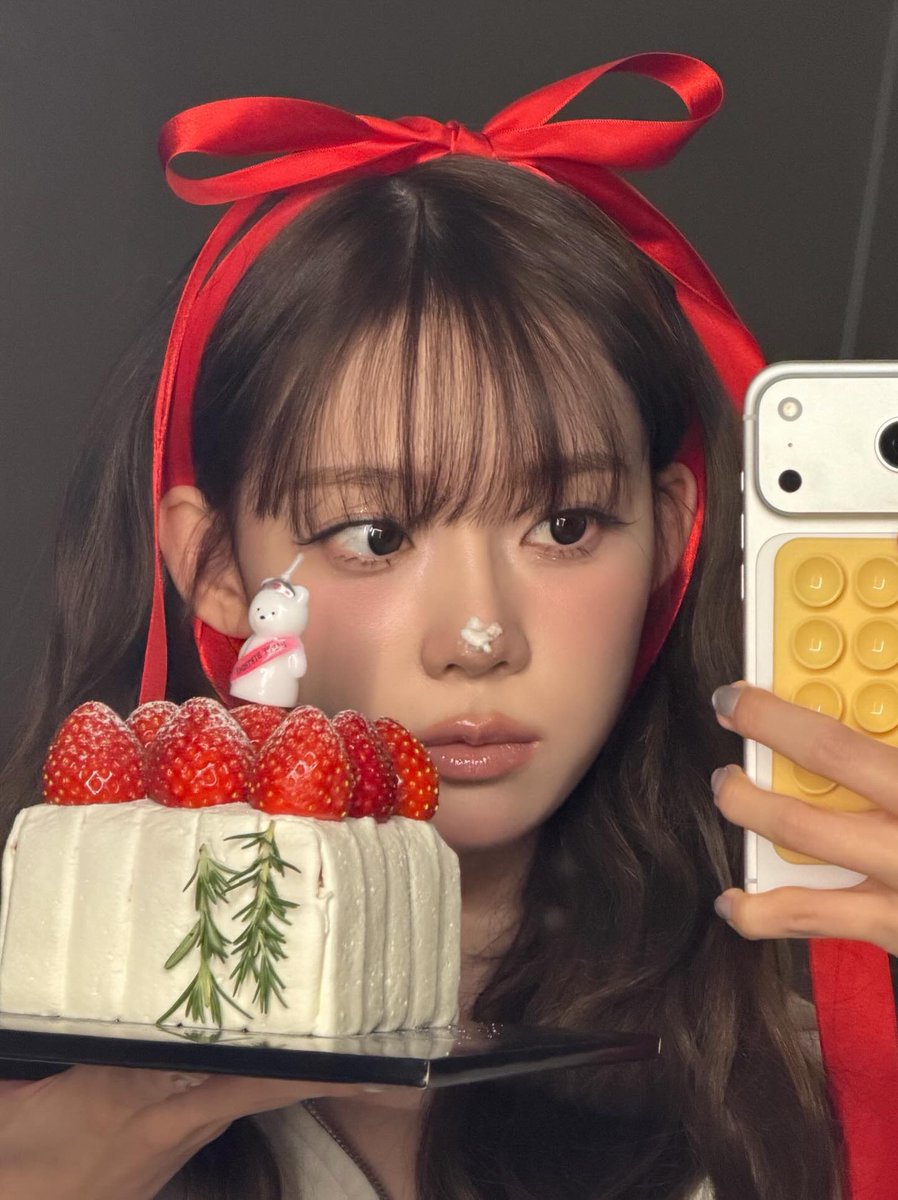 rinter's tweet image. it’s hide and seek, and your mission is to find me. quick. it shouldn’t be too hard; i’m not that small. here’s a clue: i’m standing behind the cake. that’s already a big hint, so now it’s time to find me. finding rinter starts now.