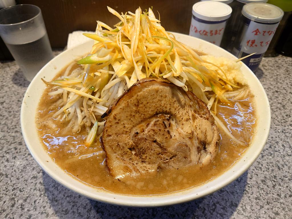 ラーメン宮郎
【限定ラーメン味噌郎】
大盛り   炒め野菜✖️2  辛ネギ  ニンニク

宮郎の味噌は別格に美味い🤤
炒め野菜も◎
豚もカリッと炙られて食感を楽しませてくれる🐽