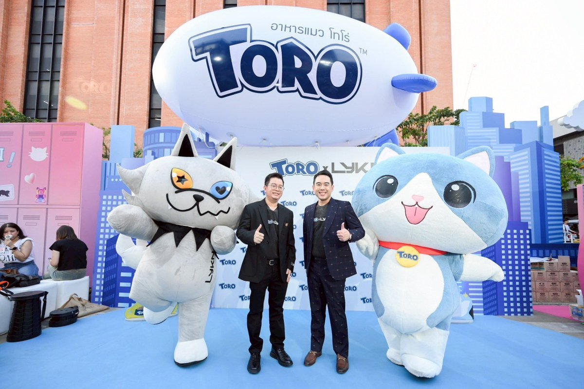 StarlightYnews's tweet photo. แบรนด์ TORO เปิดตัวผลิตภัณฑ์ใหม่ “ อาหารแมว TORO ”คว้า  5 หนุ่ม วง LYKN  ขึ้นแท่นพร���เซ็นเตอร์ ประกาศ!! ความยิ่งใหญ่
“ โทโร่ อาหารแมวของคนเจนใหม่ ”

#TOROxLYKN
#TOROxLYKNPressCon
#TOROCATFOOD
#โทโร่อาหารแมวของคนเจนใหม่

สู่ศักราชปี 2569 อย่างคึกคัก!! บริษัท ฟู้ด อินโนวา เทรดดิ้ง แอนด์ เซอร์วิส จำกัด ผู้ผลิตและจำหน่ายอาหารแมวเกรดพรีเมียม ครองตลาดและอยู่ในความนิยมของผู้บริโภคมายาวนาน เตรียมแกะกล่องแถลงข่าวเปิดตัว “ อาหารแมว TORO (โทโร่) ”มุ่งหวังที่จะส่งเสริมคุณภาพชีวิตของแมว ผ���านการเลือกอาหารที่ดี มีคุณภาพ ตอบโจทย์ทุกความต้องการของน้องแมว       และยังตอบโจทย์ไลฟ์สไตล์ของคนเจนใหม่ที่เลี้ยงแมวอีกด้วย   พร้อมเปิดตัวพรีเซ็นเตอร์ศิลปิน T-POP คนรุ่นใหม่บอยกรุ๊ปที่กำลังมาแรงที่สุดในขณะนี้  5 หนุ่ม วง LYKN (ไลแคน) ประกาศชัดทุกคำภายใต้คอนเซ็ป “ โทโร่ อาหารแมวของคนเจนใหม่ ประโยชน์จัด ชัดทุกคำ ” จัดงานเปิดตัวใจกลางสยามสแควร์ ย่านฮิต ของคนเจนใหม่   โ��ยมีแขกพิเศษและแฟนคลับผู้โชคดี  เข้าร่วมงานอย่างอบอุ่น 
ภายในงาน 2 พิธีกร ก๊อตจิ ทัชชกร บุญลัภยานันท์ และ เลโอ โซสเซย์ นำทุกคนเข้าสู่บรรยากาศความสนุก      และกล่าวต้อนรับ คุณอมรพันธุ์  อร่ามวัฒนานนท์  กรรมการผู้จัดการ และ คุณสมภพ โรจนชัยชนินทร รองกรรมการผู้จัดการฝ่ายการตลาด บริษัท ฟู้ดอินโนวา เทรดดิ้ง แอนด์ เซอร์วิส จำกัด เป็นประธานฯ ได้เผยถึงที่มา แนวคิด และความ��ั้งใจของแบรนด์ TOROอาหารแมวของคนเจนใหม่ เชิญชวนทุกท่านรับชมภาพยนตร์โฆษณาเปิดตัวพรีเซ็นเตอร์ TORO x LYKN เป็นครั้งแรก กับความสดใสน่ารัก ของ 5 หนุ่ม วิลเลี่ยม จักรภัทร แก้วพันธุ์พงษ์  , เลโก้ รพีพงศ์ ศุภธินีกิตติ์เดชา  , นัท ธนัท ด่านเจษฎา,  ฮง พิเชฐพงศ์ จิรเดชสกุลวงศ์   และ ตุ้ย ชยธร ไตรรัตนประดิษฐ์ เปิดตัวมาพร้อมกับน้องแมวตัวโปรดลูกรักของทั้ง 5 หนุ่ม พร้อมร่วมแบ่งปันมุมมองค���ามรักของคนเจนใหม่ที่มีต่อน้องแมว รวมถึงไลฟ์สไตล์การใช้ชีวิตร่วมกันกับน้องแมวในแบบของตัวเอง     จากนั้นต่อด้วยมินิคอนเสิร์ตจาก 5 หนุ่ม LYKN  นำเพลงเพราะๆ ทัก (FIRST SIGHT) ,จีบได้มั๊ย (Would You Mind?) และเพลง - หูดับ (Who Says)มาร่วมสร้างความสุข ท่ามกลางเสียงกรี๊ดของแฟนคลับที่มาร่วมงานและเก็บโมเมนต์สุดประทับใจอย่างคับคั่ง  รวมถึงแขกรับเชิญอย่าง LYKYOU ,FELIZZ ,CLO’VER ที่มาร่วมมอบความสนุกให้ผู้ที่ร���กแมวใจฟู  อมยิ้ม ฟินกันสุดๆ     ส่งท้ายความสุขในค่ำคืนนี้ด้วยเสียงเพลงจากศิลปิน Fellow Fellowให้เหล่าทาสแมว ได้สนุก อบอุ่น ไปกับความสุข ความทรงจำ
 
     แบรนด์ TORO มีความตั้งใจที่จะส่งเสริมคุณภาพชีวิตของแมว ผ่านการเลือกอาหารที่ดี ตอบโจทย์ทุกความต้องการของน้องแมว  และยังตอบโจทย์ไลฟ์สไตล์ของคนเจนใหม่ที่เลี้ยงแมว   อาหารแมวโทโร่ตอกย้ำคำว่า “ประโยชน์จัด ชัดทุกคำ” ด้วยวัต���ุดิบคุณภาพผลิตจากทูน่าเนื้อขาวเกรดพรีเมียม ไม่เติมเกลือ เสริมพรีไบโอติกส์ ไม่ผสมธัญพืชแมวแพ้ง่ายกินได้ และเสริมสารอาหารที่มีประโยชน์ ล้วนตอบโจทย์สำหรับน้องแมวทุกช่วงวัย อาหารแมวโทโร่ มีทั้งหมด 7 สูตร  คือ TORO KITTEN&MOTHER สูตรสำหรับลูกแมวและแม่แมว, TORO INDOOR สูตรสำหรับแมวโตเลี้ยงในบ้าน, TORO SKIN&COAT สูตรดูแลผิวหนังและเส้นขน, TORO IMMUNITY สูตรเสริมสร้างภูมิคุ้มกัน,  TORO DIGESTIVE&HAIRBALL สูตรดูแลระบ��ย่อยอาหารและก้อนขน, TORO URINARY CARE สูตรดูแลระบบปัสสาวะ, TORO HEALTHY SENIOR สูตรสำหรับแมวสูงอายุ  
สาวกคนรักแมวเลือกอาหารแมว TORO เพื่อสุขภาพของแมวที่คุณรัก “ประโยชน์จัด ชัดทุกคำ”