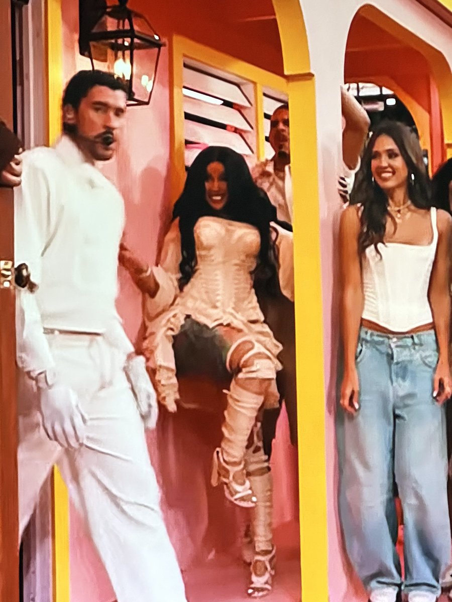 katseyeacerv's tweet image. esse bait poderia funcionar se o próprio bad bunny não tivesse convidado duas artistas estadunidenses com raizes latinas para o palco com ele e se a daniela não tivesse o prestigiado no grammy, reconhecendo o impacto que ele está tendo na luta dos imigrantes.