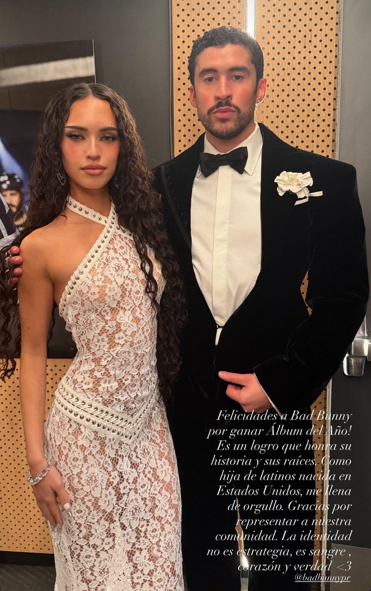 katseyeacerv's tweet image. esse bait poderia funcionar se o próprio bad bunny não tivesse convidado duas artistas estadunidenses com raizes latinas para o palco com ele e se a daniela não tivesse o prestigiado no grammy, reconhecendo o impacto que ele está tendo na luta dos imigrantes.