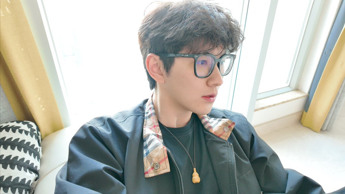 各位大哥我真的求求你们了，别盗我图去发xhs去发抖音了，我之前又不是没玩过，我上推特看特朗普看美女的，别盗我图了行不行，盗图去钓鱼很败坏我哎。放过我🙏🙏（随便带一图有点流量）