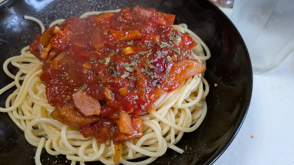 2026/02/07【パスタ楽13日目】
奥さんがひーのパスタ好きに対応して用意してあったホールトマト缶が発見されそれを使っておトマトソースパスタ
ベーコンと玉ねぎ、いわゆる基本トマトソースの具材のみ、仕上げのライムとオレガノのハーブ
