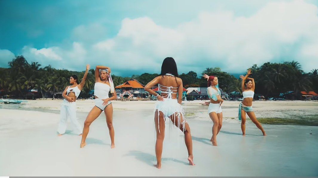 yeolllllllvzkck's tweet image. your own artists always have to fly overSEAs just to find real nature for their mv concept✌️