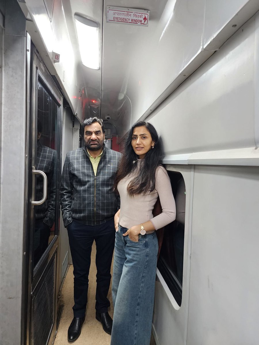 यूँ अनजान को ट्रेन में अपनी फर्स्ट क्लास एसी सीट ऑफर करना और मदद करना सांसद हनुमान बेनीवाल के अलावा कोई नहीं कर सकता ! ये अपने क्षेत्र के साथ-साथ प्रदेश में भी लोगों की मदद से पीछे नहीं हटते! थैंक यू हनुमान बेनीवाल जी