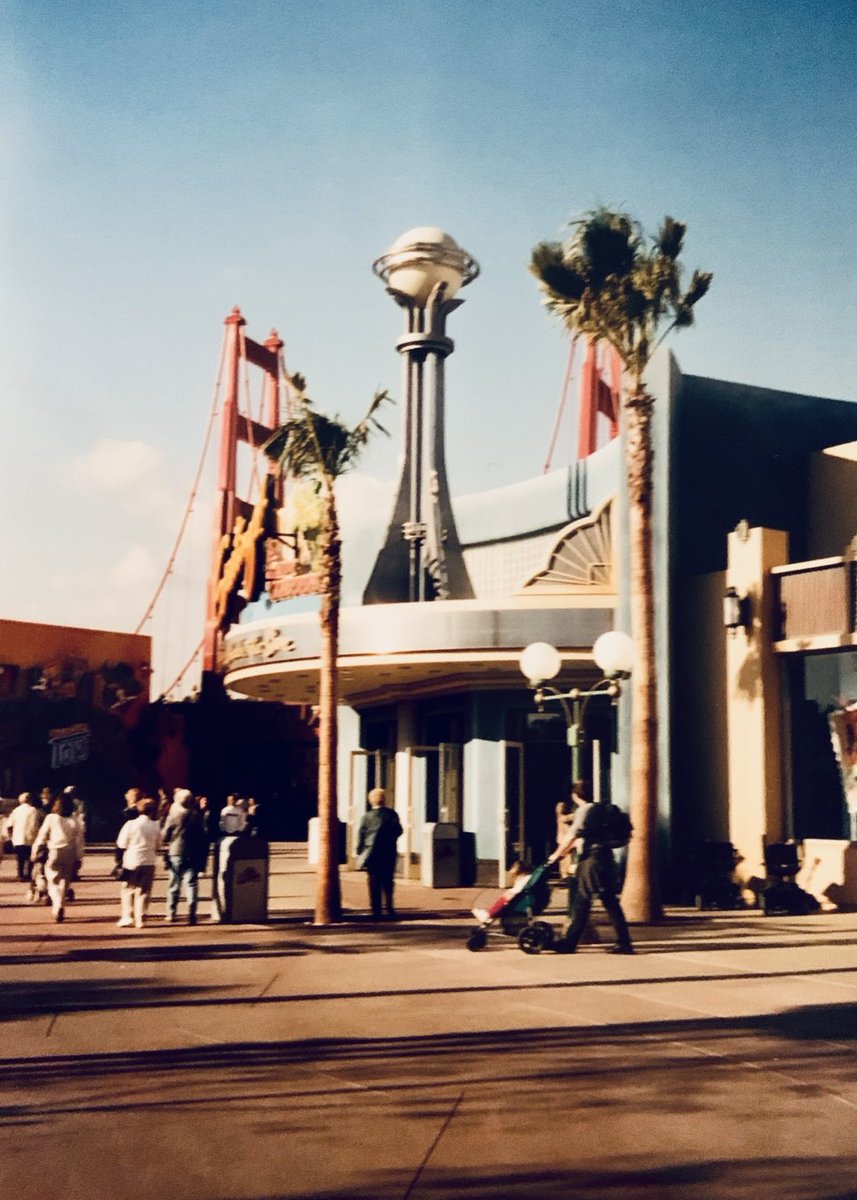 DAPs_Magic's tweet photo. DCA “then” (2001) and “now” (2026). Entrance to Greetings From California/Elias Company department store.
#DCA25
#DisneylandResort
#dapsmagic https://t.co/KQeWxepccP