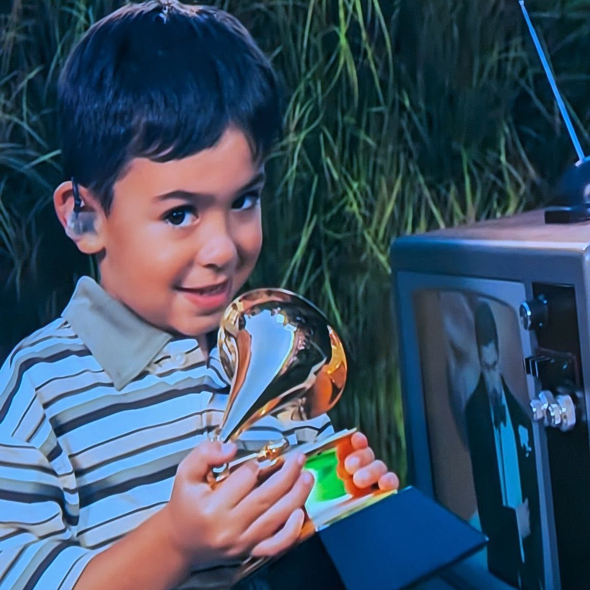 Bad Bunny le regaló su Grammy a un niño que fue secuestrado por el ICE de Donald Trump, los aliados de Milei son unos hijos de mil puta y los artistas lo saben