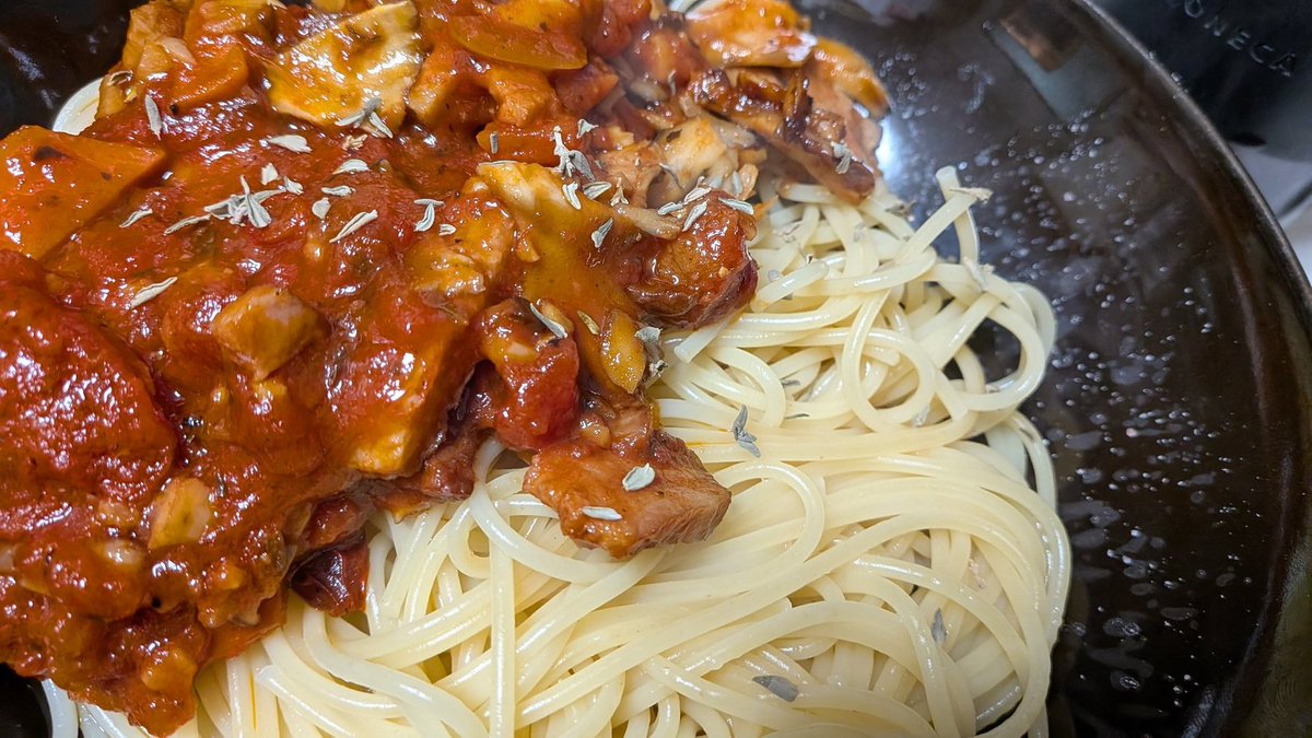 2026/02/08【パスタ楽14日目】
今日は雪撮影で朝早いのが分かっていたので、前日作ったトマトソースの残りを使って舞茸をあえたパスタ
キノコって根元の部分残っちゃうけどみんなどうしてるんだろう？
食べてる途中からタバスコで味変する流れです