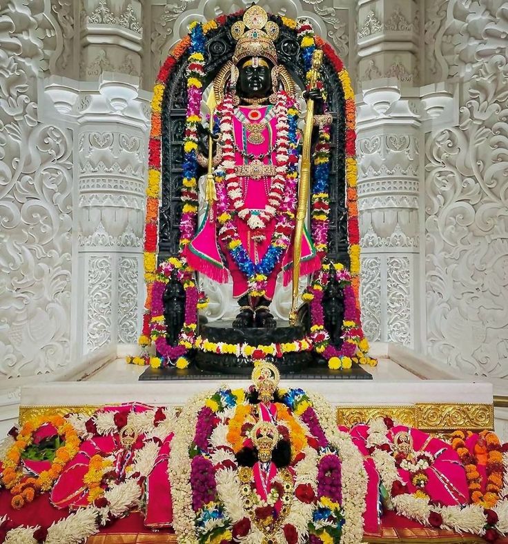 ब्रह्ममुहूर्त में अगर “आंखें खुल गई हो” तो 
सबसे पहले “श्री रामलला” के श्री चरणों में प्रणाम करके दिन की मंगलमय शुरुआत करें।

सम्पूर्ण ब्रह्माण्ड के पालनहर, दशरथ नंदन श्री रामलला सरकार के दिव्य अलौकिक दर्शन..

रामो राजमणिः सदा, विजयते रामं रमेशं भजे॥

जय श्री राम  🚩
जय भगवान शिव