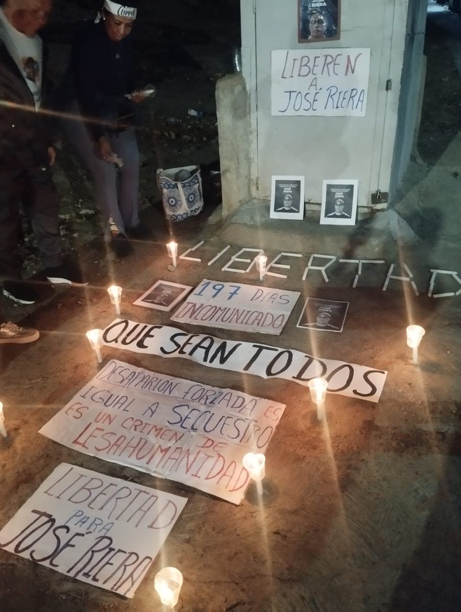 VIGILIA EN LA QUEBRADITA | Familiares y amigos del activista, José Riera, se concentraron a las afueras de la DIE de La Quebradita, en San Martín, para elevar una oración y exigir su libertad inmediata.

La situación es alarmante: a pesar de que las autoridades del centro