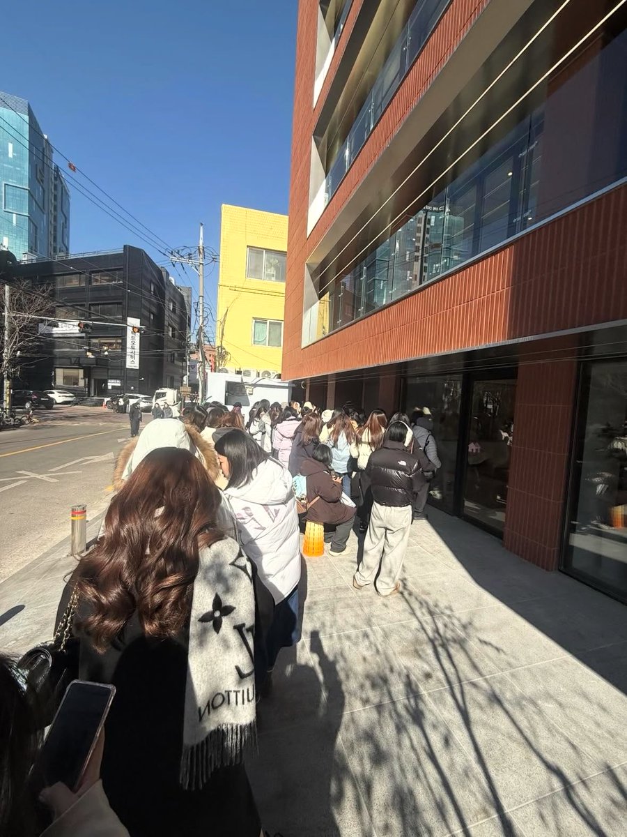 Haru Coffee House soft opening 🎉

This line of customers 💕

#donghae #동해

cr. chunghsinyeh_