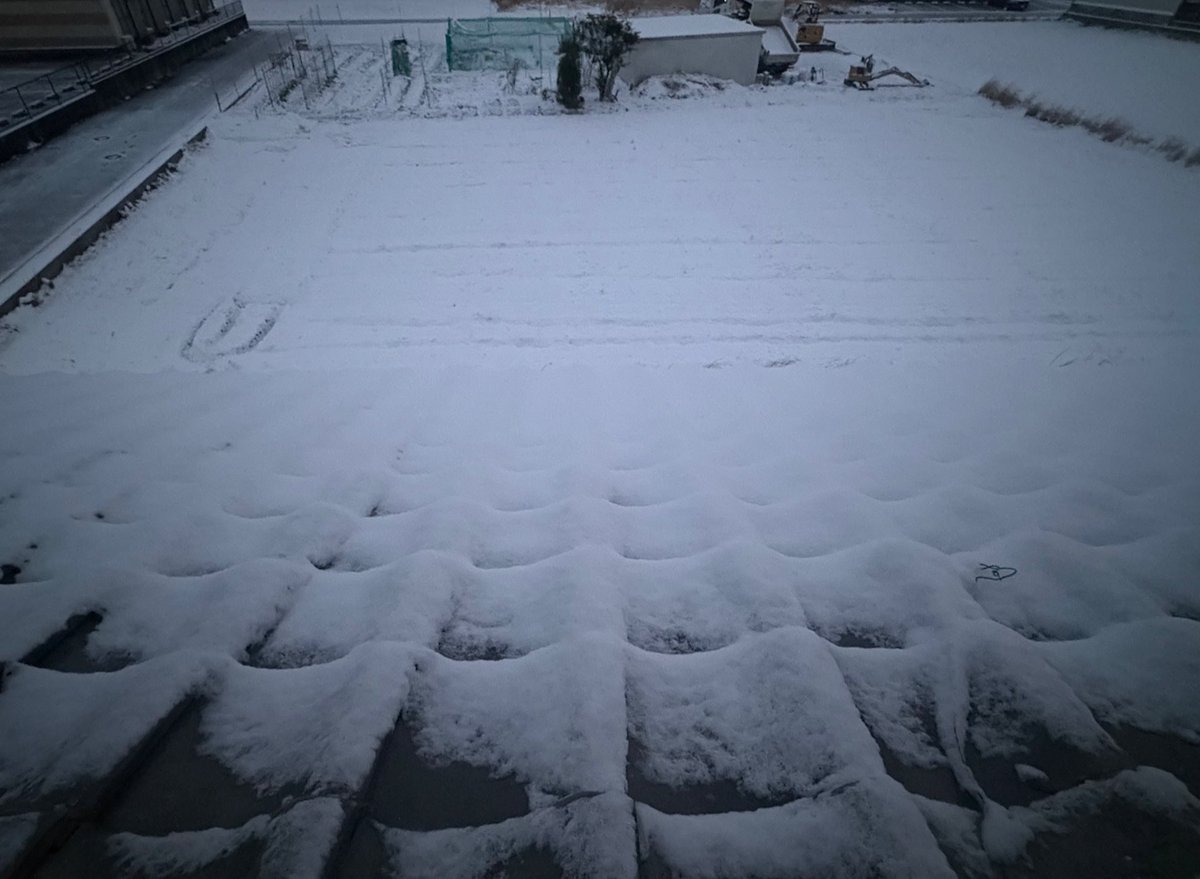 今朝は、昨日の雪で、10cmの積雪と路面全てが凍結していました