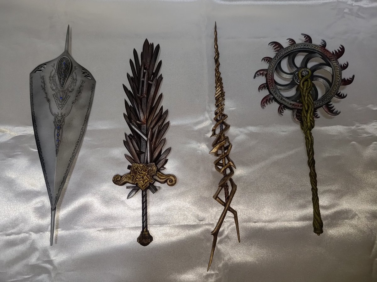 FAKECONAN0816's tweet photo. おっほ…。
西部方面兵器局様（@WEST_HWA_）のエルデ武器、武器フィギュア収集家としては垂涎もののアイテムですわ…。
（お会計の時、一部千円札バラで渡してしまって申し訳ありません…）

#ワンフェス2026冬 
#WF2026冬 https://t.co/PKHaNs3uAh