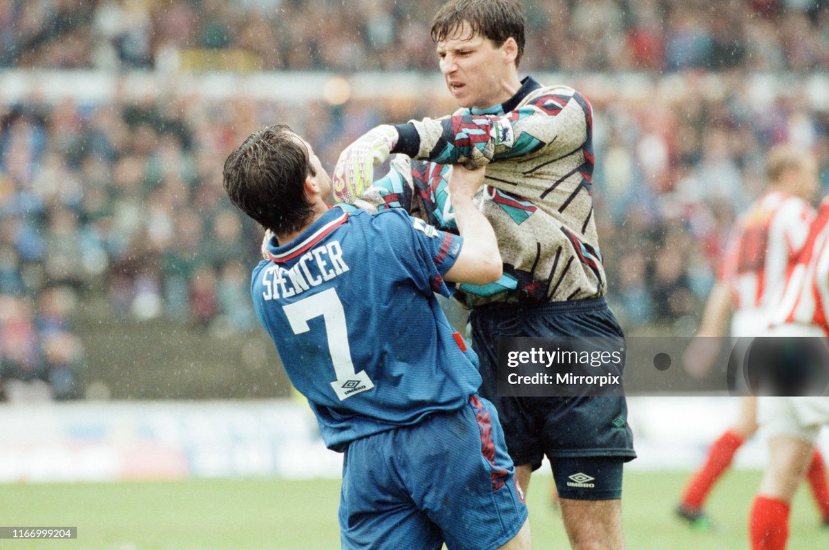 ⏪ BLADES BACK IN TIME ⏪

Sheffield United goalkeeper Simon Tracey pushes Chelsea's John Spencer in 1994.

#twitterblades #sufc