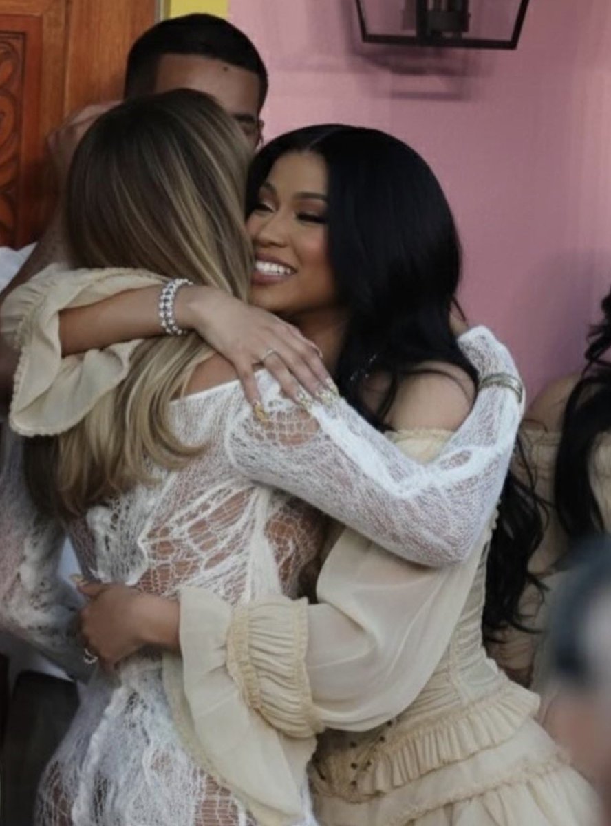 Abrazo entre Karol G y Cardi B durante el show de Bad Bunny en #SuperBowlLX.