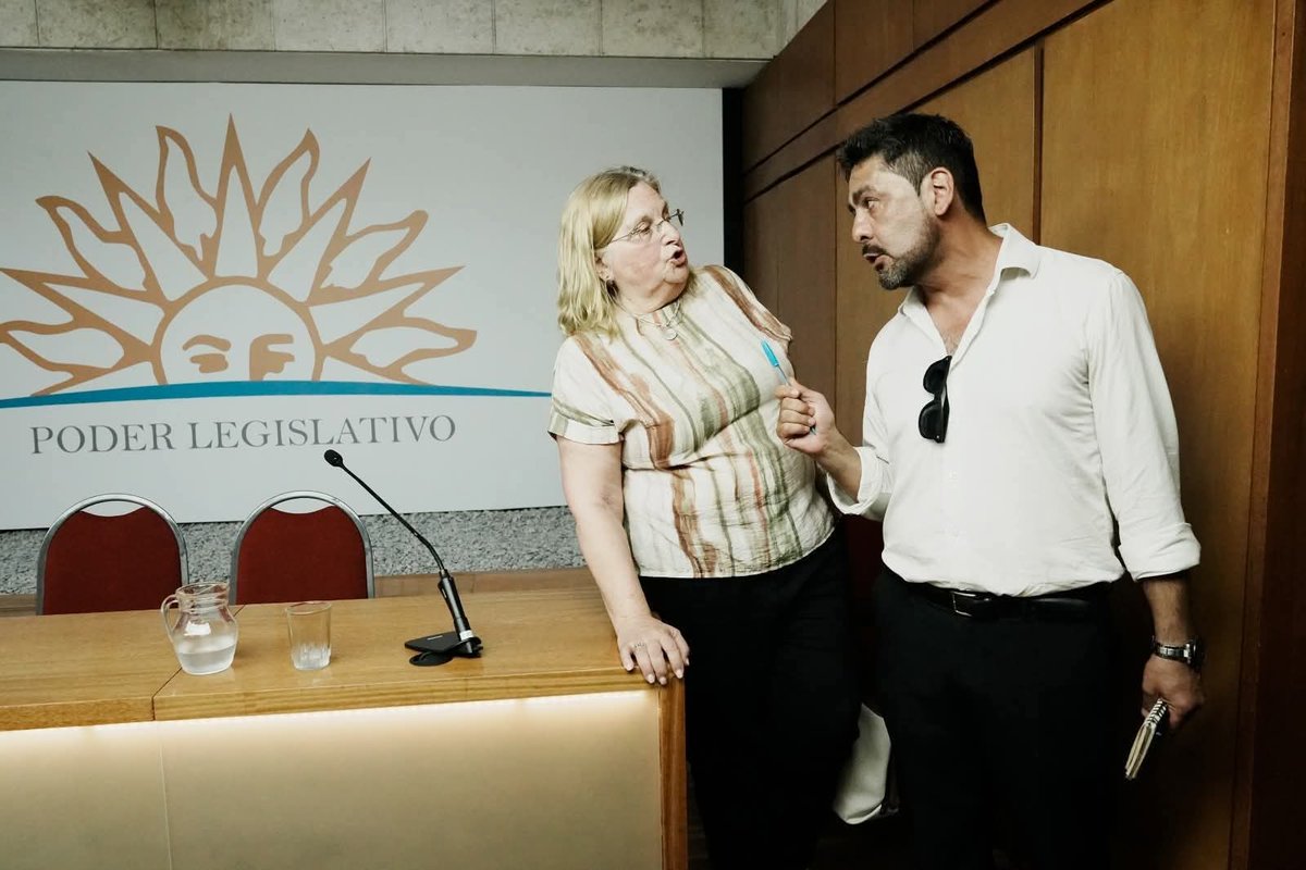 luiscapelli1's tweet photo. Durante años, se nos vendió la idea de que el acuerdo del Puerto era una fortaleza jurídica inexpugnable. La convocatoria buscaba reafirmar eso.
Sus cuatro principales responsables celebraban el fallo del TCA como el triunfo del relato, reclamaban disculpas e informaban a la opinión pública que el organismo legitimó su accionar como gobierno, al menos en este caso.
Sin embargo, la honestidad profesional del exprosecretario de Presidencia Pablo Ferrés, gestor jurídico de la iniciativa, le hizo deslizar un dato no menor: había “un pequeño matiz” al que era preciso hacer mención.
¿Cuál es ese matiz? – consulté. La respuesta fue técnicamente hermética: “se anulan tres cláusulas del Decreto 114 y el acuerdo queda en pie. Está todo bien." 
Pero no lo estaba y el festejo se terminó ahí, porque había quedado en evidencia que el triunfo no era tal, porque la anulación de esas cláusulas daba la razón a la demanda: es necesario garantizar la libre competencia en el puerto.
Al anular la exigencia de presentar una carta de la terminal especializada para operar, la Justicia administrativa está diciendo que el mecanismo de exclusividad tiene fallas de origen.
Un “matiz” que ponía en duda la contundencia de un fallo presuntamente lapidario.
Entonces, era preciso saber cuánta seguridad jurídica real tiene el acuerdo si una sentencia puede alterar la operativa comercial. 
No fue una pregunta impertinente; fue la pregunta que todo inversor o ciudadano debería hacerse. La "estupidez" no estaba en la pregunta, sino en pretender que el “matiz” no existía.
Analizando la situación bajo el “Efecto Streisand”, en este caso la "foto de la mansión" era el verdadero alcance del fallo del TCA. 
Es un tema técnico, jurídico, complejo y, seamos sinceros, algo árido para el gran público. Si solamente se hubiera respondido con burocracia, probablemente la audiencia se habría dormido.
La "demanda" fue el exabrupto de la senadora Bianchi. Al decir "limito la estupidez" 
En política, el insulto suele ser el último recurso de quien se quedó sin argumentos. Cuando la senadora interrumpió para decir "limito la estupidez", no estaba atacando a Gustavo Guisulfo perso "No tenea para esto ahora mismo, así que destruyamos al emisor". 
Esa es la tarea que evidentemente se le ha asignado a la senadora Bianchi: pelear en el barro. Pero todo tiene un límite. 
Ya no se trata de "políticos contra políticos" en redes. Se trata de una senadora de la República descalificando in situ a trabajadores de la prensa por hacer su trabajo. Y, no contenta con eso, luego compartiendo posteos de la redes para intentar difamar a un profesional, de reconocida imparcialidad y con más de 30 años de carrera.
¿Cuál es el límite de la tolerancia ante el estilo de "choque" de la senadora Bianchi? 
¿Qué van a hacer al respecto los legisladores de la Coalición  no la aguantan más?
El Partido Nacional, ahora desde la oposición, está en la fase de defender el legado del gobierno de Luis Lacalle Pou y, en tanto, enfrenta el desafío de ser una oposición creíble y constructiva.
Si cada vez que se señala un revés técnico, como el del puerto, la respuesta es el insulto o la descalificación, la defensa del legado se vuelve frágil.
¿Qué estilo prevalecerá en la defensa de su gestión pasada? Si la estrategia para defender el legado es agredir a la prensa, corren el riesgo de volver a fracasar. 
Un partido de gobierno (o con vocación de serlo) no puede comportarse como una trinchera permanentemente.
La reacción de Bianchi fue la confesión tácita de que el tema duele. La defensa del legado se vuelve tóxica cuando no admite el escrutinio técnico. 
La verdadera estupidez en política no es preguntar lo incómodo; es creer que matando al mensajero se anula el mensaje. 
El fallo del TCA sigue ahí, firme, aunque en la conferencia se haya intentado tapar con gritos.
Y yo voy a seguir haciendo periodismo.

(foto de Javier Calvelo)
