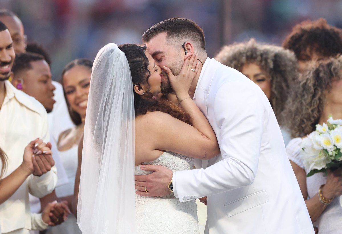 AlertaNewsPlus's tweet photo. 🇺🇸 | La boda durante el Halftime Show de Bad Bunny SuperBowl LX  fue real, confirma su representante.

La pareja había invitado a Bad Bunny a su boda, y a su vez él les permitió casarse durante su show. https://t.co/bOVrqpjNlz