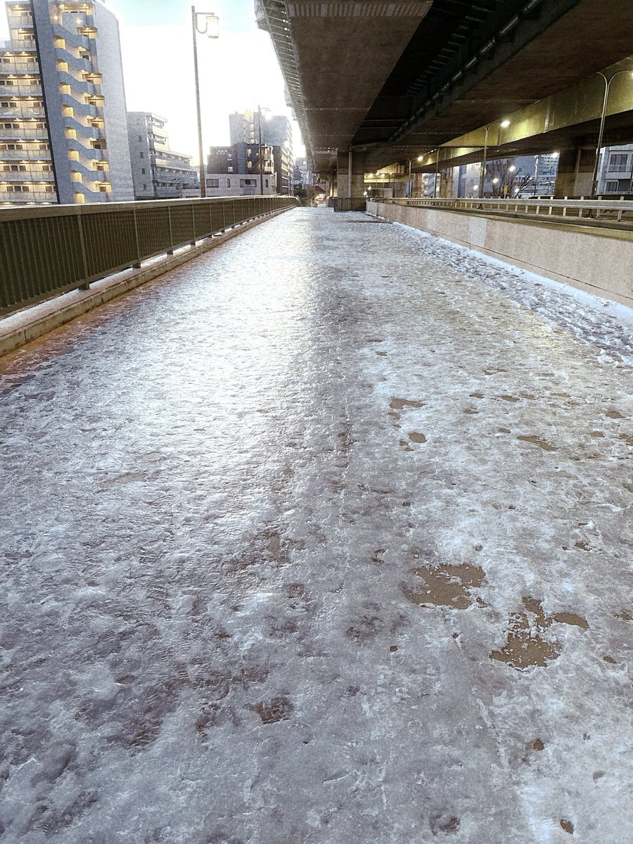 tane_ume's tweet photo. 現場に行く途中の恐ろしい道。 https://t.co/H7hOByZjJn