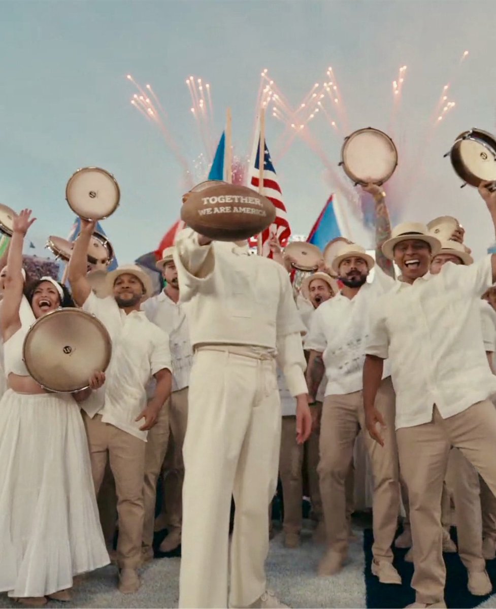 Ustedes no se alcanzan a imaginar el sentimiento en este momento. Han sido meses difíciles, mucho temor, nos hemos disminuído, pero ver ese show de <a href="/sanbenito/">Benito Antonio</a> trae emoción y poder. 
¡Qué chimba esto!