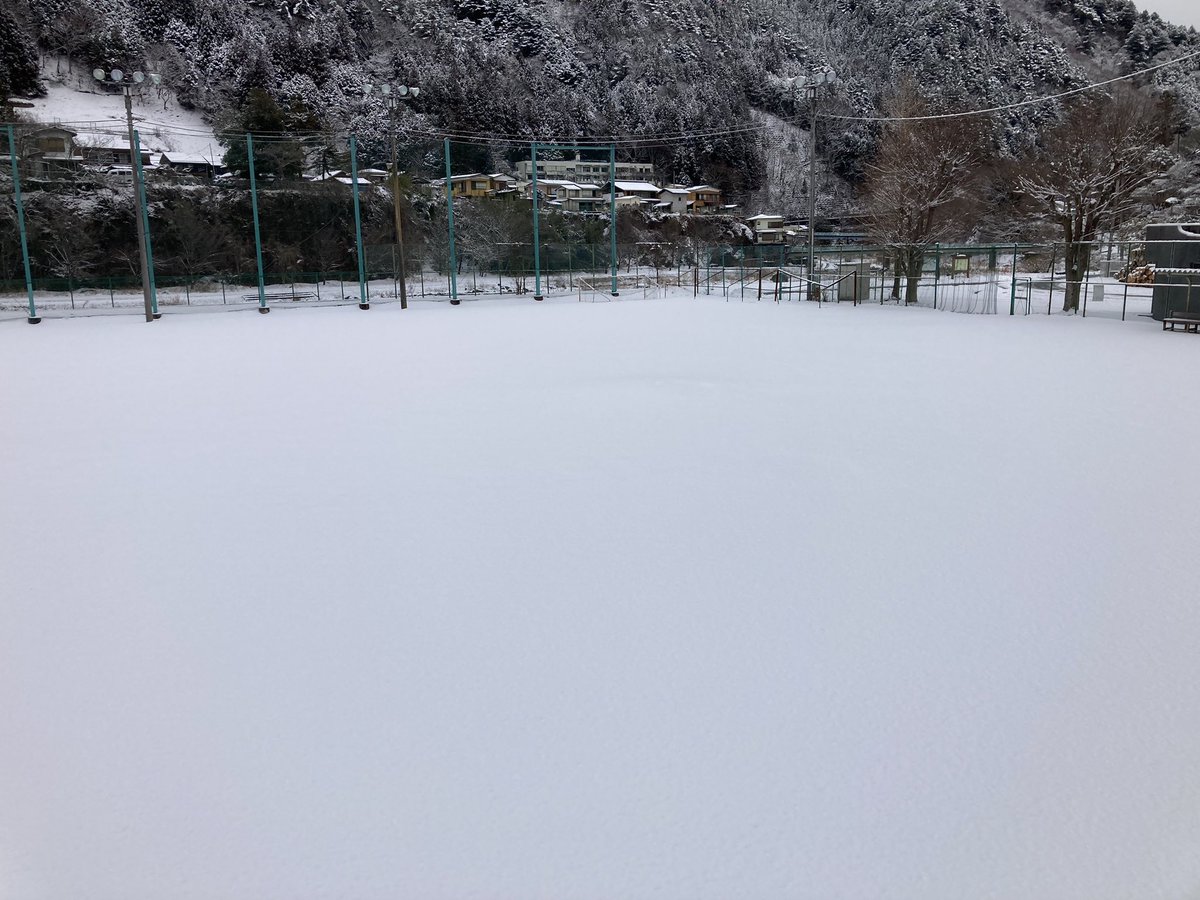 アカウントロックされていましたが、復活しました。慣れない設定は調べてからいじらないとですね。
画像は昨日の丹波山。
本日は良い天気で、日向の道は随分溶けています。
日陰の凍結にお気をつけください。