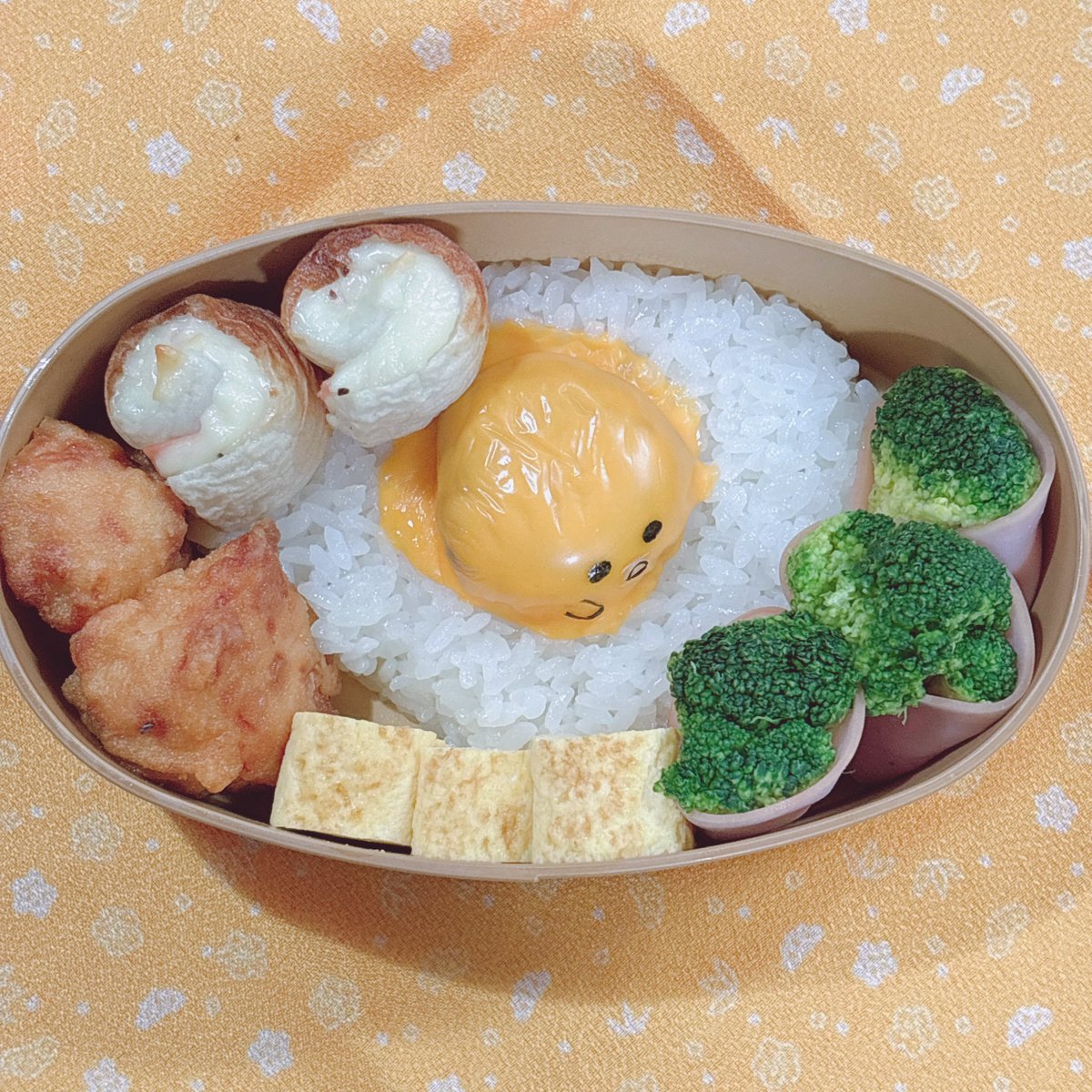 saki_libe's tweet photo. 77回目の夫お手製キャラ弁🍱

ぐでたま🍳

このゆるい表情がたまらない😊
中身はハンバーグで、上にチェダーチーズ🧀
大変美味しゅうございました🙏

#キャラ弁 #お弁当記録
#ぐでたま #サンリオ https://t.co/M4Frf7zZeL