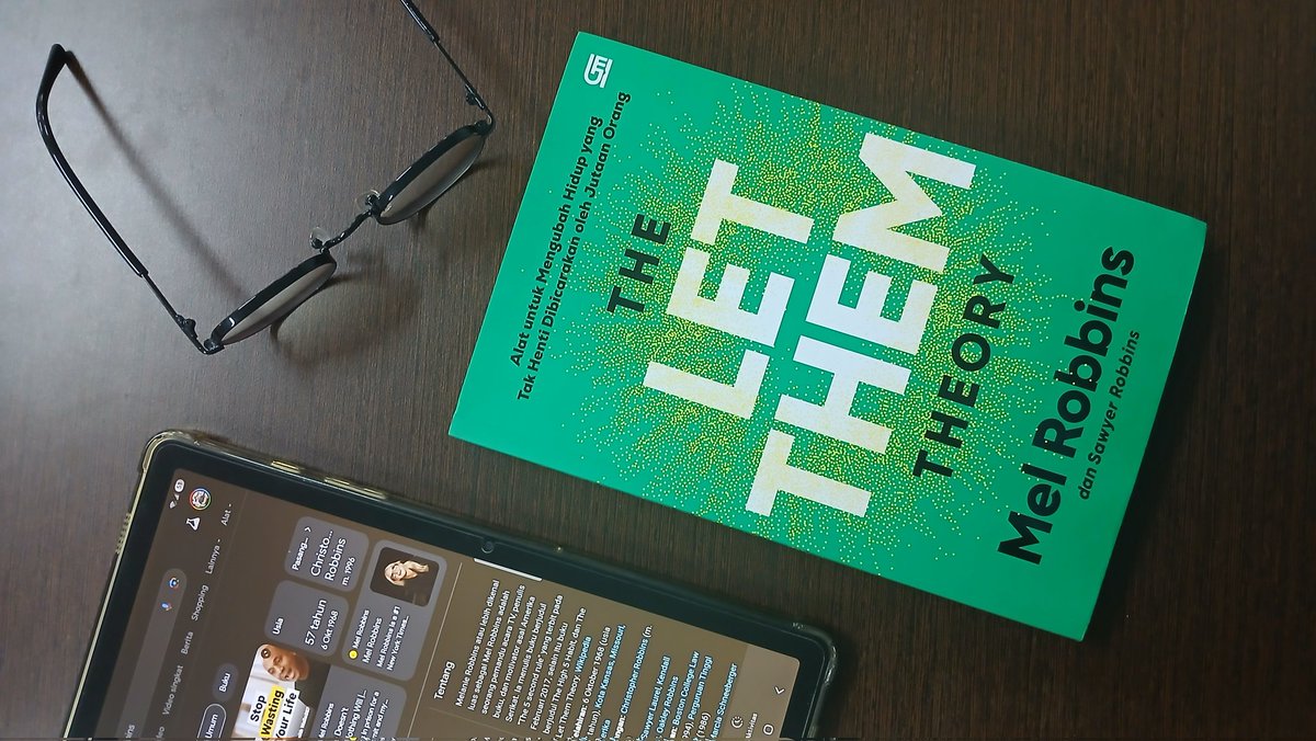 akumakanbuku's tweet photo. "Semakin kau membiarkan orang lain menjalani hidup mereka, semakin hidupmu akan menjadi lebih baik."

Judul: The Let Them Theory
Penulis: Mel Robbins dan Sawyer Robbins
Penerjemah: Johanes Wimbo Satwiko
Penerbit: @bukugpu
Genre: Self-Improvement

Sebuah utas #akumakanbuku https://t.co/z4t7JMhMbi