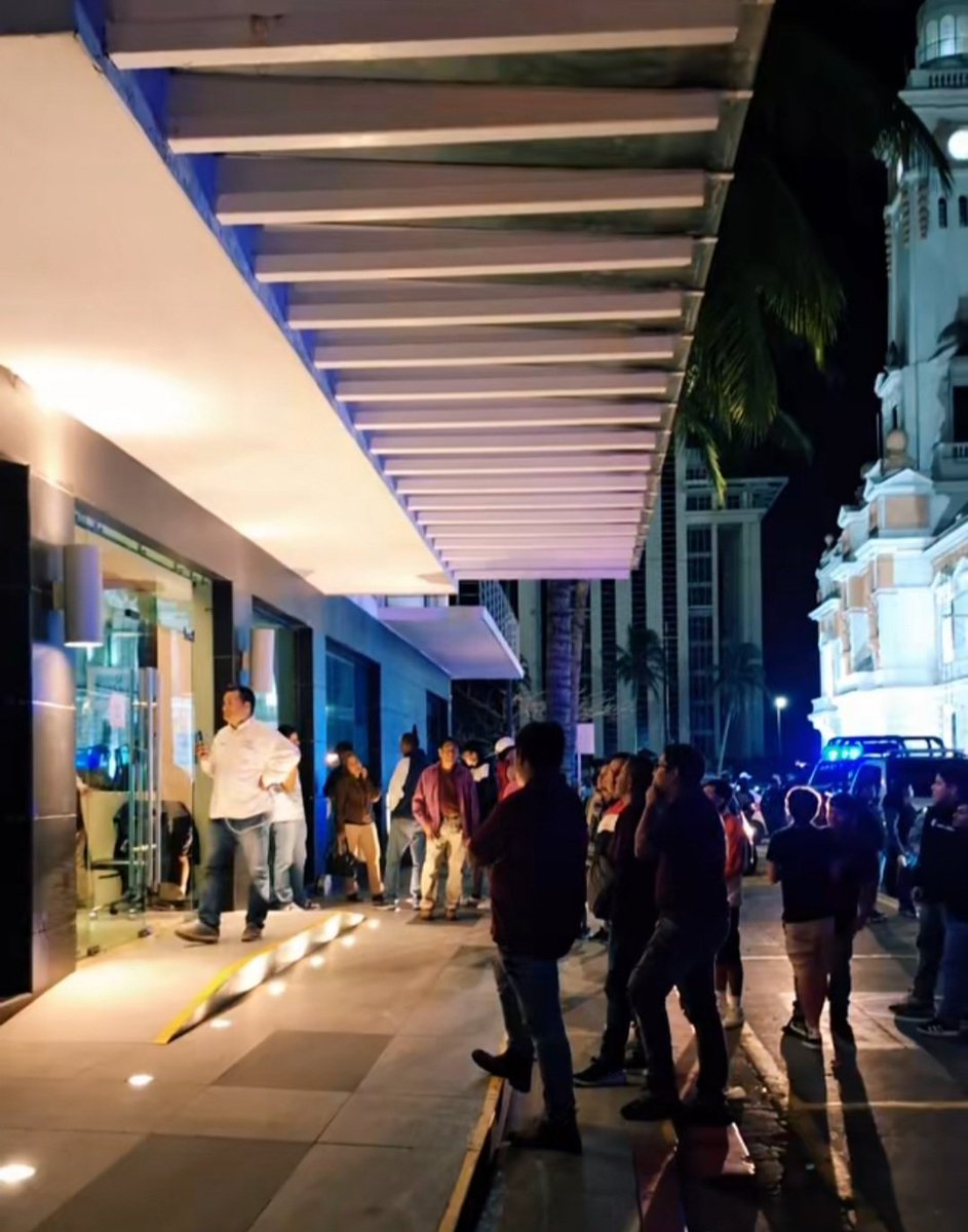 En Veracruz en éstos momentos están las fuerzas públicas en el Hotel Emporio tratando de sacar a un estadounidense que se metió a esconderse, ya que la gente que estaba en el malecón estuvieron a punto de linchar al gringo.
Lo vieron toqueteando a una niña de 7 años.
😡😡
Al