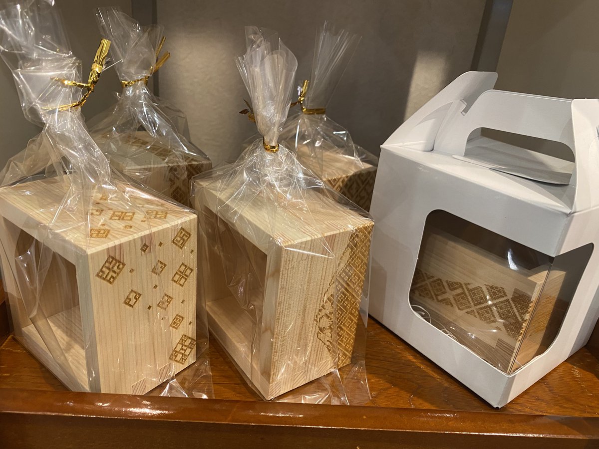 お待たせいたしました！ 人気の「津軽こぎん柄の枡」が再入荷しました
各2,200円(税込)
津軽の伝統工芸、こぎん刺しの繊細な模様をあしらった特別な枡。幾何学模様と、天然木の優しい香りがgood！
お酒を楽しむのはもちろん、 デスク周りの文房具整理に ・個包装のお菓子を詰めてギフトに