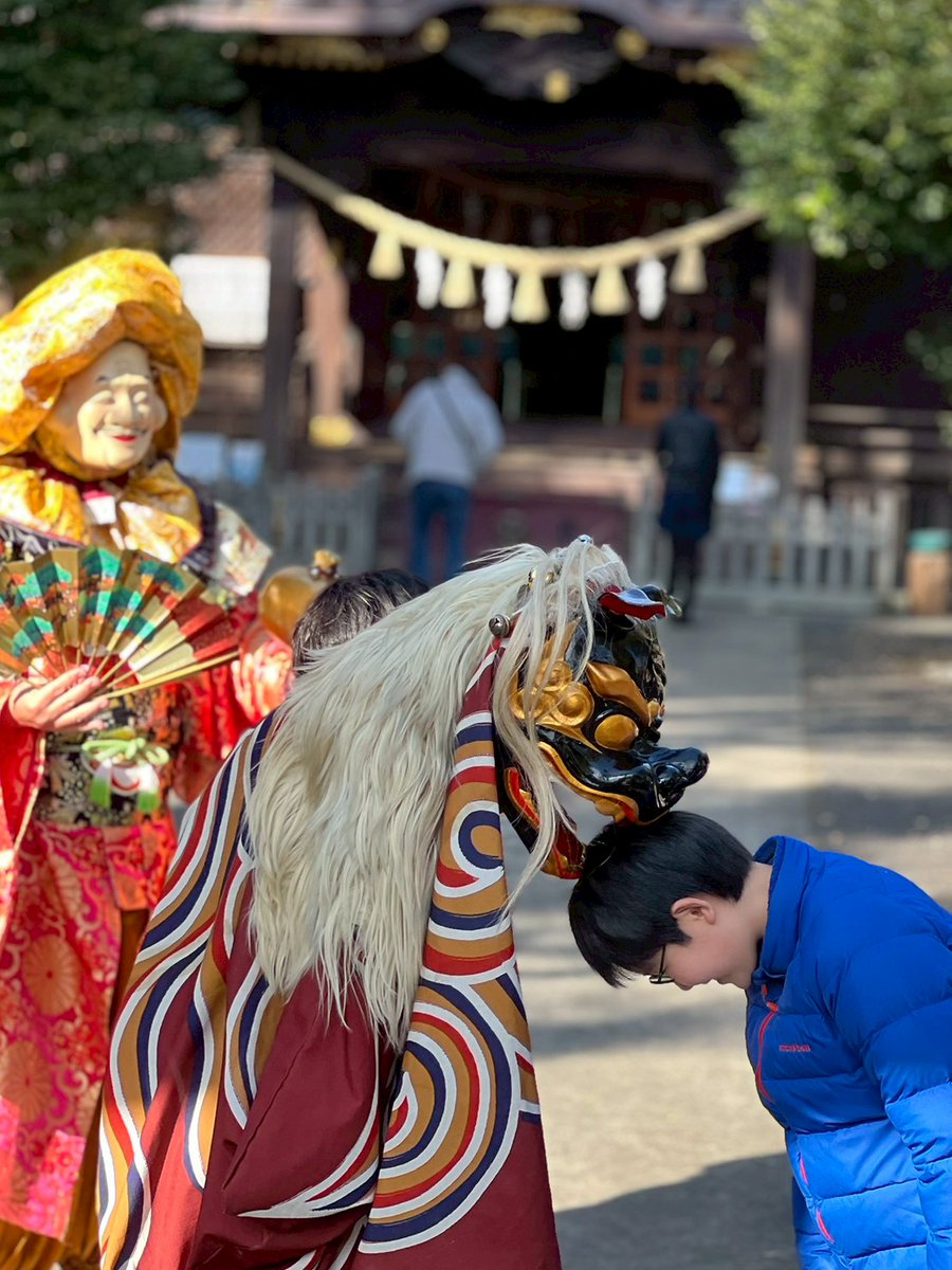 現代獅子は、押すより推されたい！(笑)

押し獅子舞……人の信心をがめつく利用した商売はいただけませんが、
ありがたいものに対面するとつい手を合わせ、ご祝儀を差し出さねばと感じる日本人の心性は、未来へ繋ぐべき宝だと思っております🙏