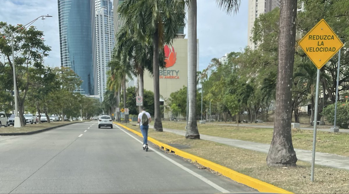 Está gente de los monopatines no puede circular por las calles sin casco sin protección y además son vehículos motorizados sin matrícula ? Cuando los regularizan y ponemos leyes?<a href="/ATTTPanama/">Autoridad del Tránsito</a> <a href="/Mayer/">Mayer Mizrachi</a> <a href="/Panamaalcaldia/">Alcaldía de Panamá</a> <a href="/JelouTVN/">Jelou</a> <a href="/tvnnoticias/">TVN Noticias</a> <a href="/TraficoCPanama/">Tráfico Panamá</a> <a href="/CDENewspanama/">CostadelEsteNews</a>