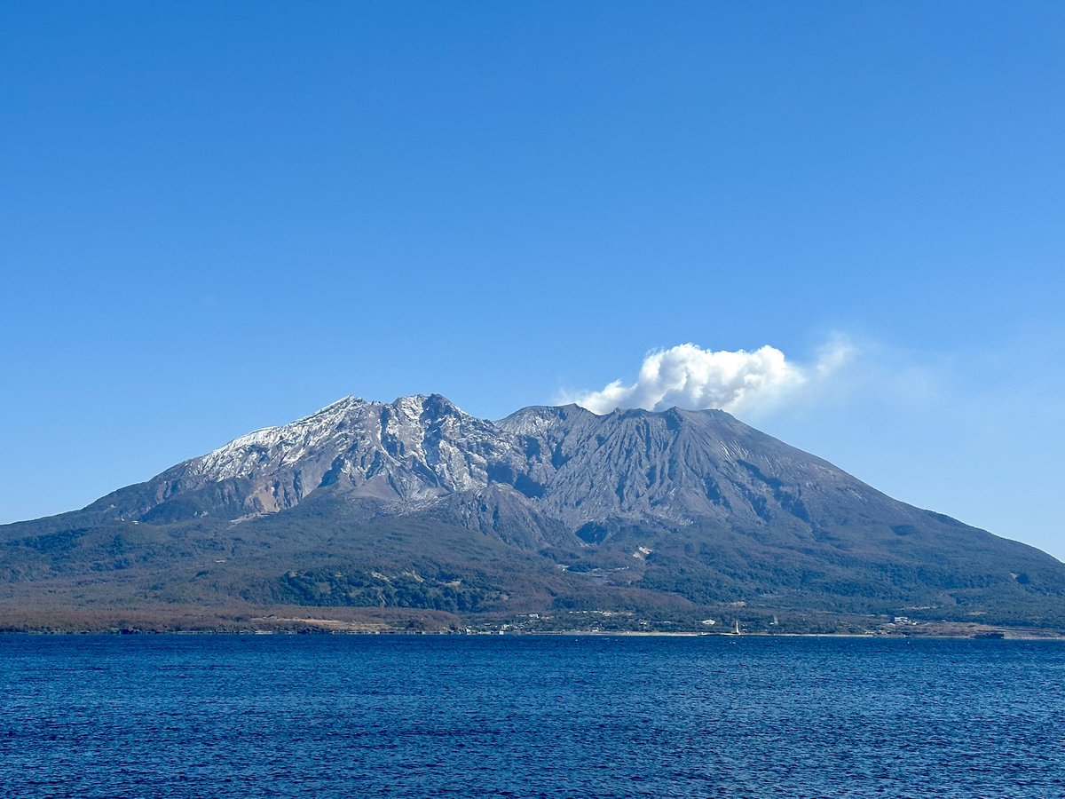 #イマソラ #いま桜島
#鹿児島 #桜島
快晴☀️
さすがに今朝はめっちゃ寒かったです❄️
南国の太陽はやっぱり暖かい☀️

こりゃ今日で溶けちゃうな

雪も見納めかな？

みなさまにとって
楽しいこといっぱいの１日に
なりますように🍀