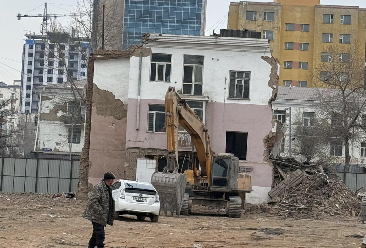 Tatarmai's tweet image. 4-р дэлгүүрийн хойхно байдаг юм... Байраа өгөхгүй гэсэн айлыг нь үлдээгээд бусад хэсгийг нь нураажээ #гэнэ🤣