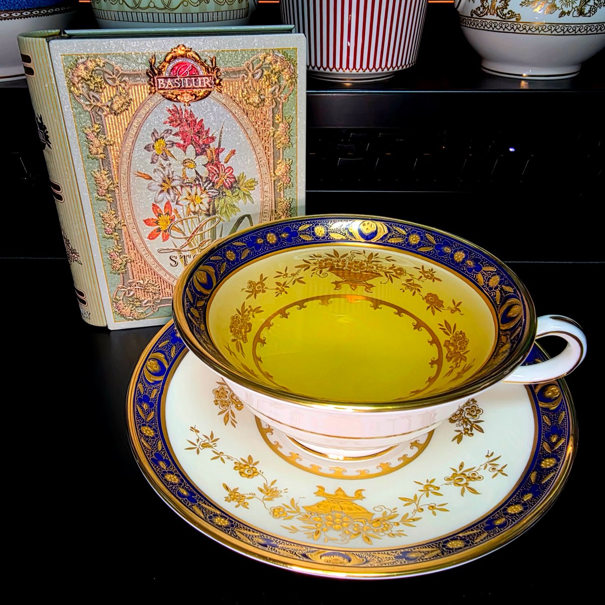 0yuito0's tweet photo. こんばんは！！

夜のお茶！！
☕️：ダイナスティー
🍃：BASILUR TEA Mini-LoveStory Vol.1

#ミントン #おうちカフェ https://t.co/jsnaxrexkL